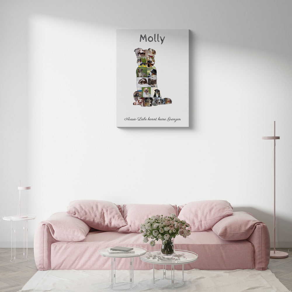 Fotocollage als sitzender Australian Shepherd mit Namen und Spruch, an der Wohnzimmerwand über einem rosa Sofa.