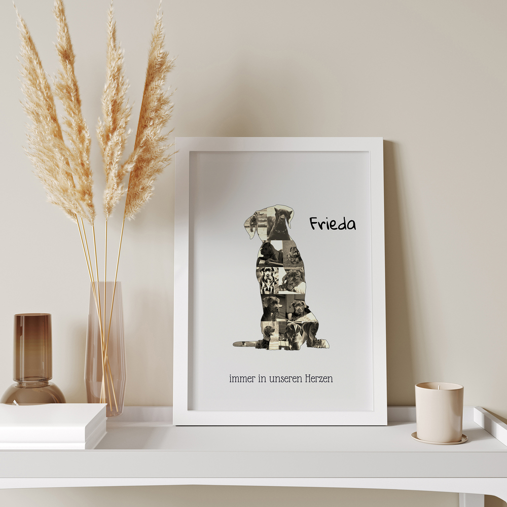 Fotocollage als Cane-Corso-Silhouette mit Namen im weißen Rahmen auf einer Konsole neben Trockenblumen.