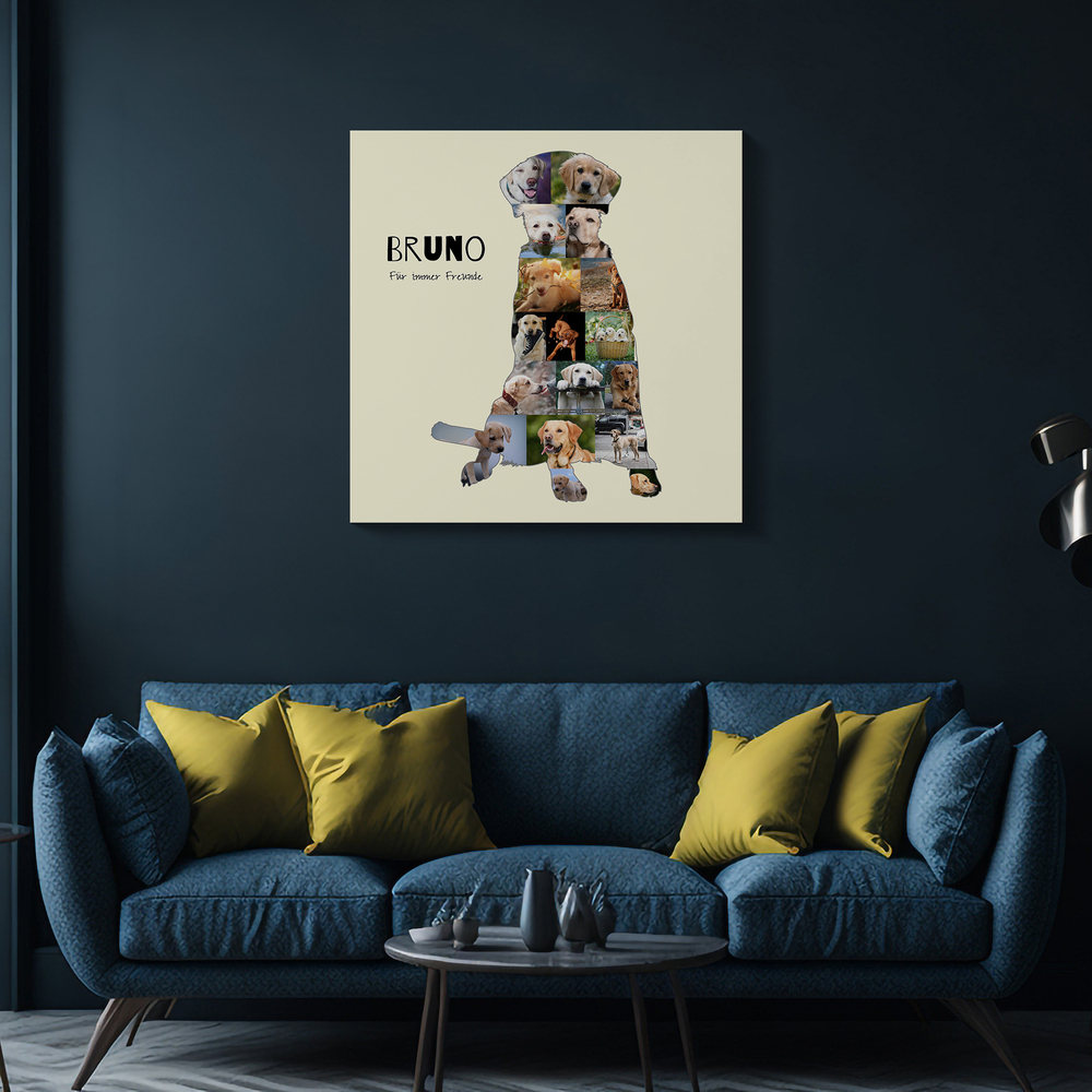 Labrador-Fotocollage als sitzende Hundesilhouette mit Namen und Text an dunkler Wohnzimmerwand über blauem Sofa