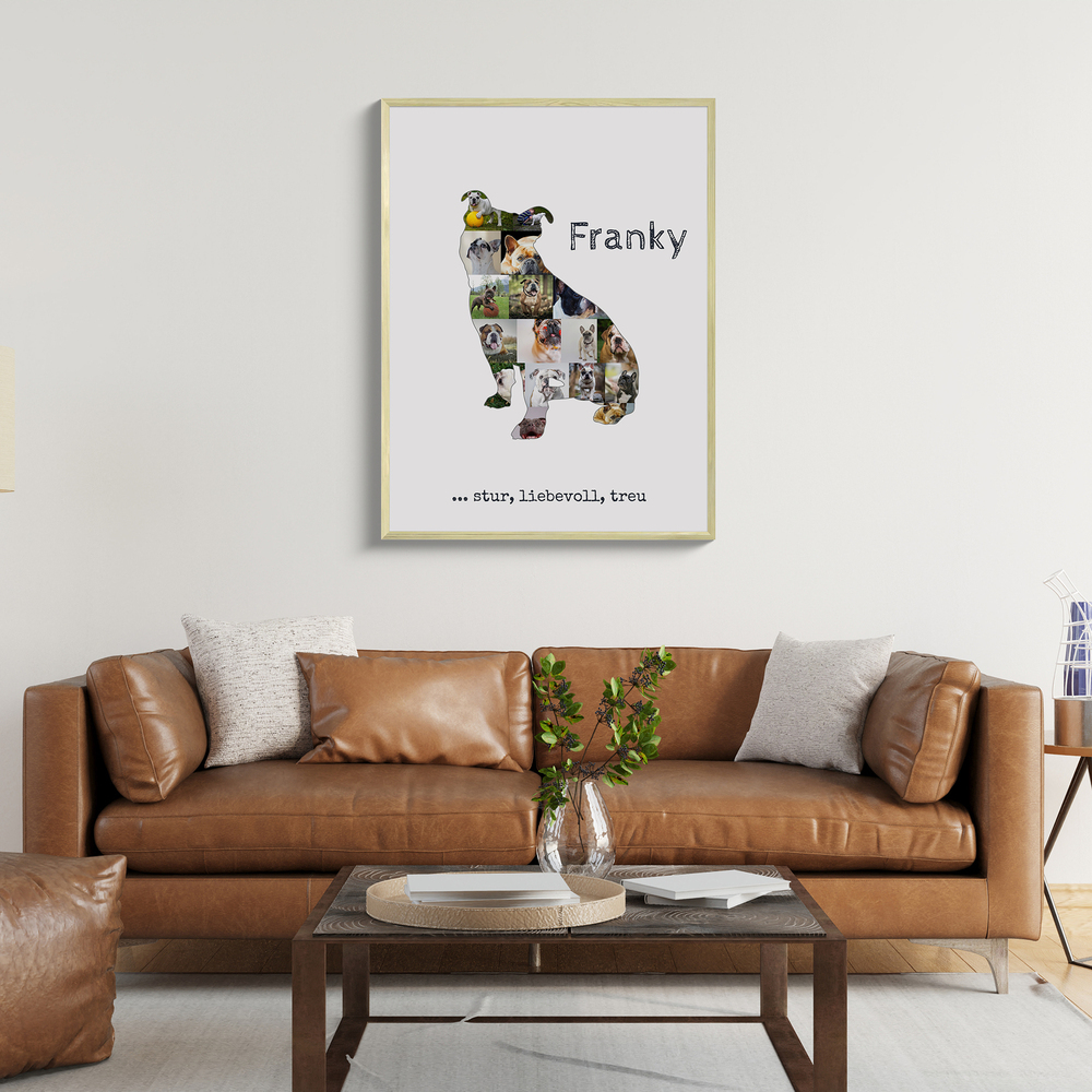 Old-English-Bulldog-Fotocollage mit Namen und Spruch im hellen Rahmen über einem braunen Ledersofa im Wohnzimmer