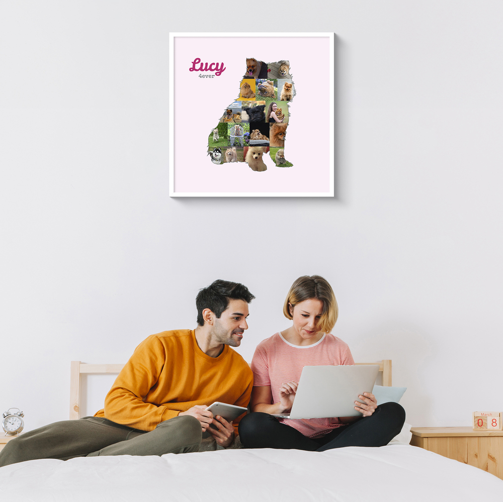 Rosa Fotocollage als sitzender Pomeranian mit Namen, weiß gerahmt über dem Bett im Schlafzimmer