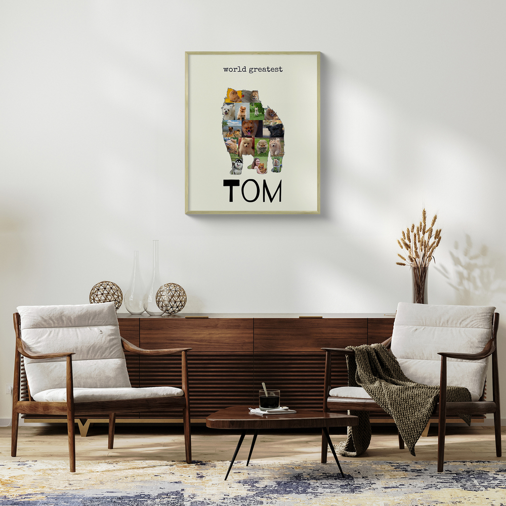 Personalisierte Pomeranian-Fotocollage im hellen Rahmen über einem Sideboard zwischen zwei Sesseln