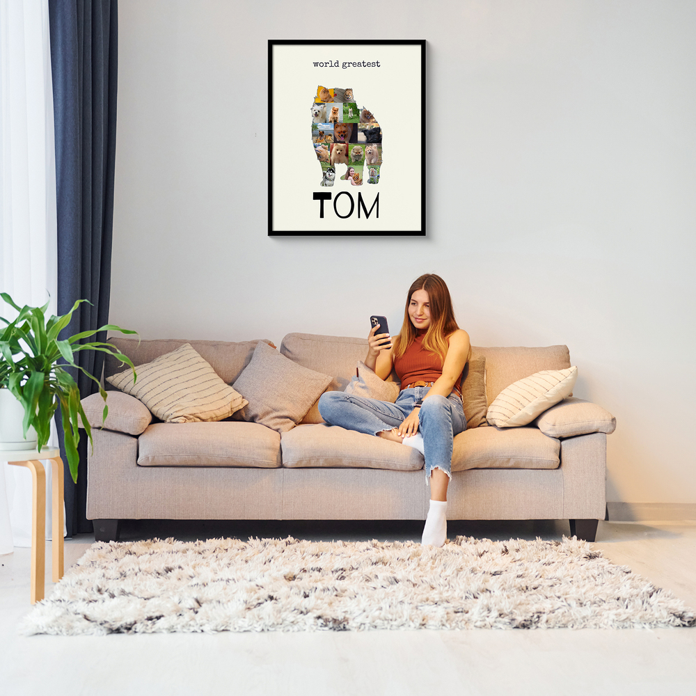 Fotocollage als stehender Pomeranian mit Namen, schwarz gerahmt über dem beigen Sofa im Wohnzimmer