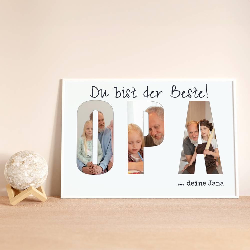 Fotocollage für Opa auf Acrylglas mit Fotobuchstaben und Widmung, auf einer Holzfläche neben einer Kugelleuchte