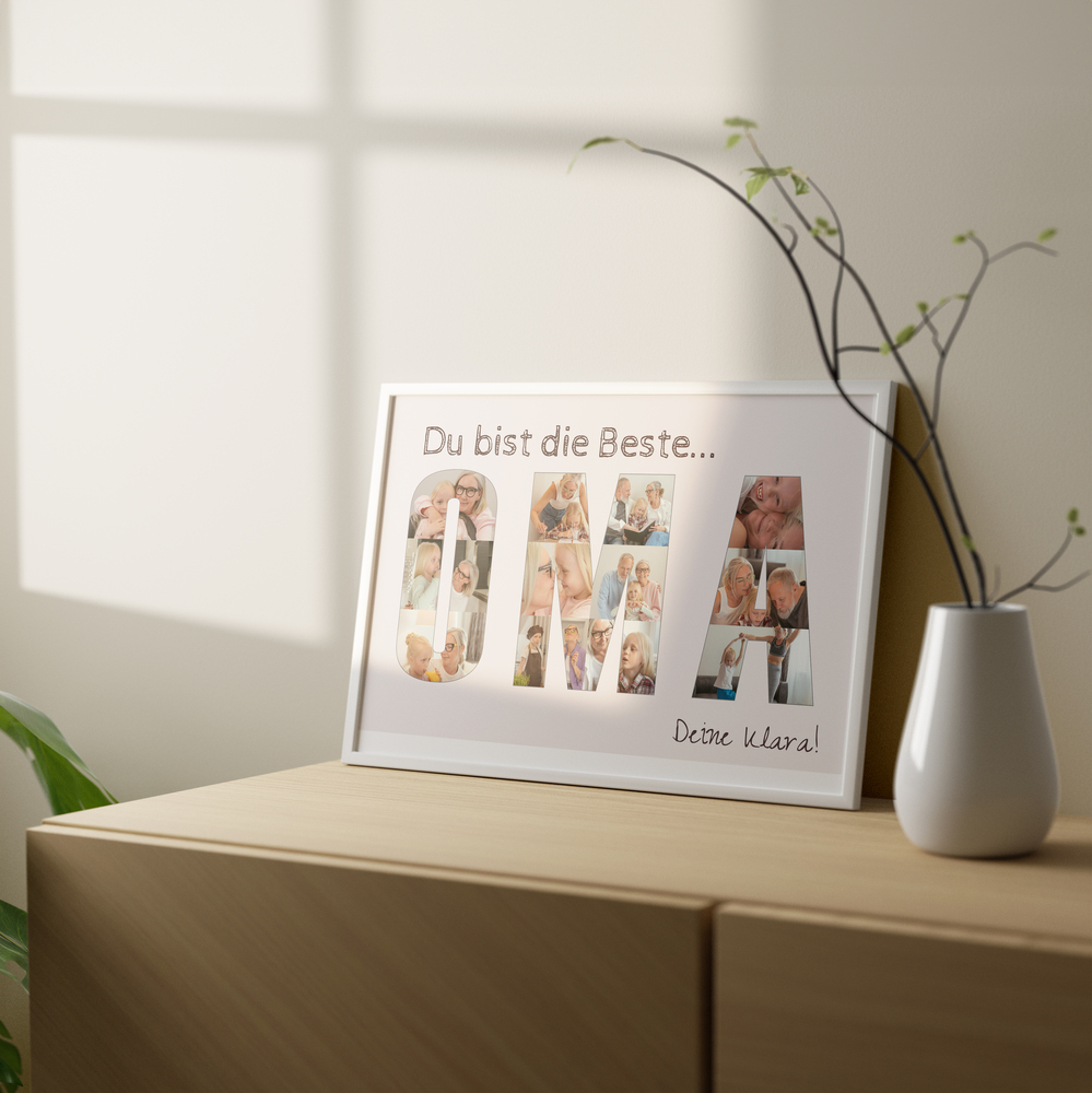 Oma-Fotocollage im weißen Rahmen auf einer Holzkommode neben einer Vase, als Geschenkidee von den Enkeln