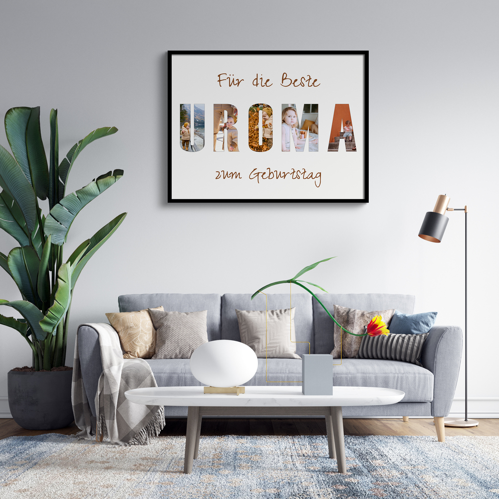 Buchstabencollage für Uroma mit Kinderfotos im schwarzen Rahmen über dem grauen Sofa im Wohnzimmer