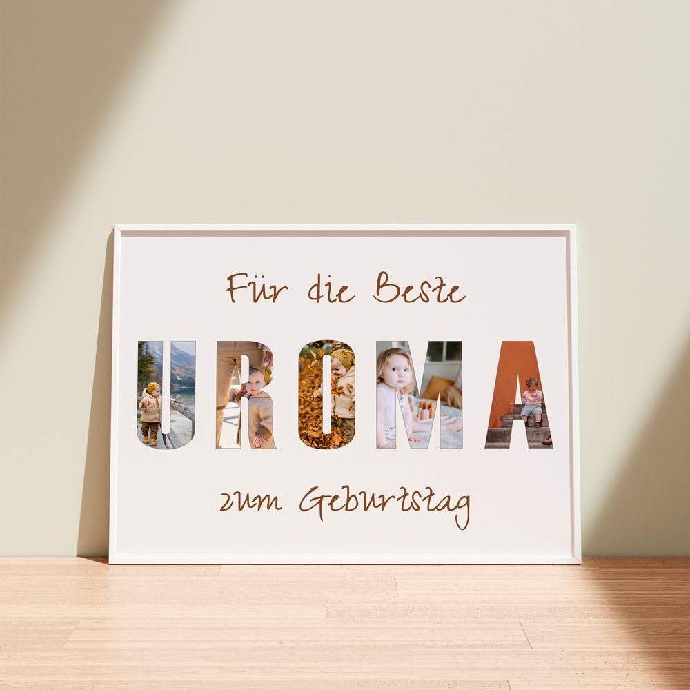 Buchstabencollage für Uroma mit brauner Schreibschrift im weißen Rahmen auf einer Holzfläche, an die Wand gelehnt