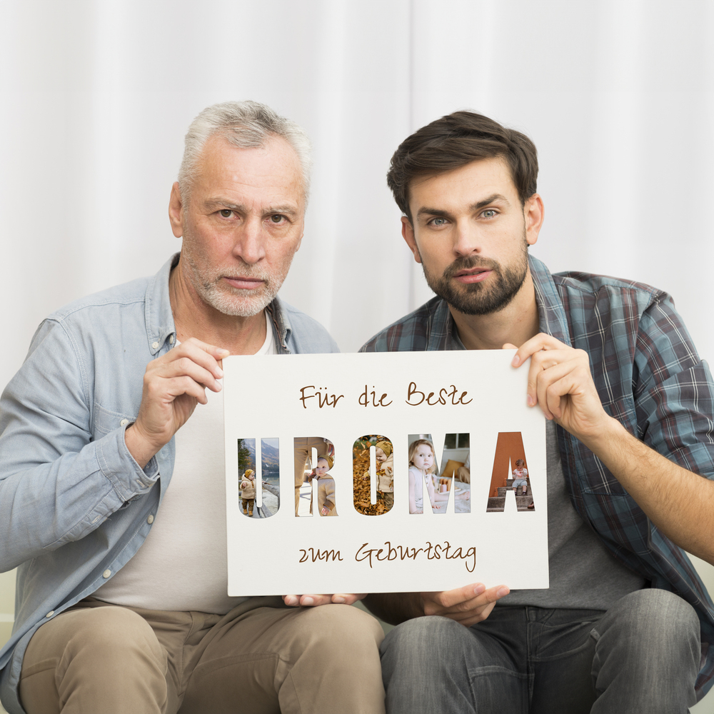 Ungerahmte Buchstabencollage mit Kinderfotos und Widmung, als Geburtstagsüberraschung für Uroma vor dem Sofa präsentiert
