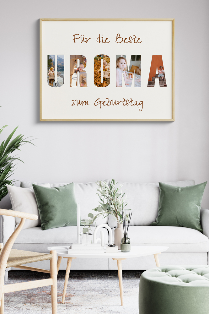 Fotocollage für Uroma mit Kinderfotos in Buchstaben, im hellen Rahmen über einem Sofa mit grünen Kissen