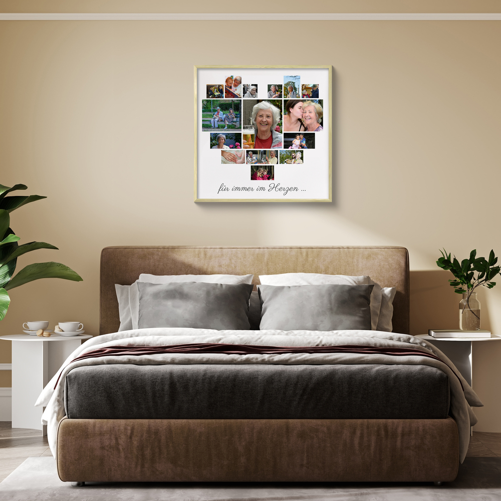 Gerahmtes Poster mit Familienfotos in Herzform und Gedenkspruch über dem Bett im Schlafzimmer