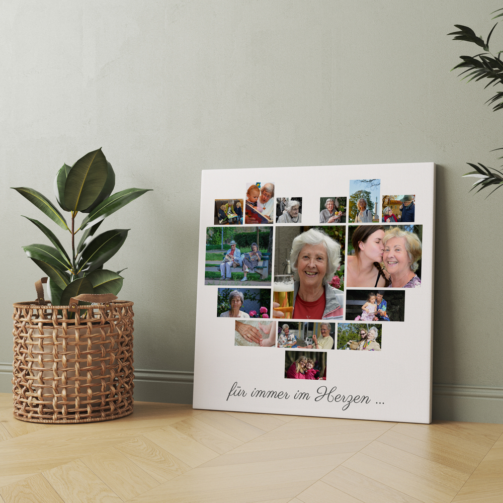 Herz-Fotocollage mit Oma-Porträt und Gedenkspruch, auf dem Holzboden neben einer Korbpflanze an die Wand gelehnt