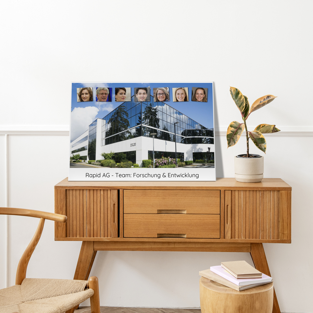 Fotocollage mit Mitarbeiterporträts, Bürogebäude und Teamtext auf einer Holzkommode neben einer Topfpflanze
