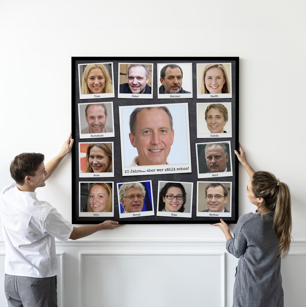 Große Polaroid-Fotocollage zum Ruhestand mit zentralem Porträt und Kollegenfotos im schwarzen Rahmen an weißer Wand