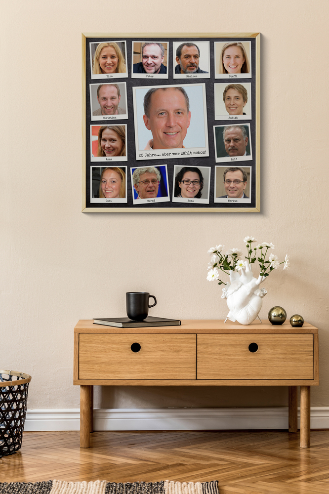 Fotocollage mit Polaroid-Porträts im goldfarbenen Rahmen über einer Holzkommode als Geschenkidee zum Dienstjubiläum