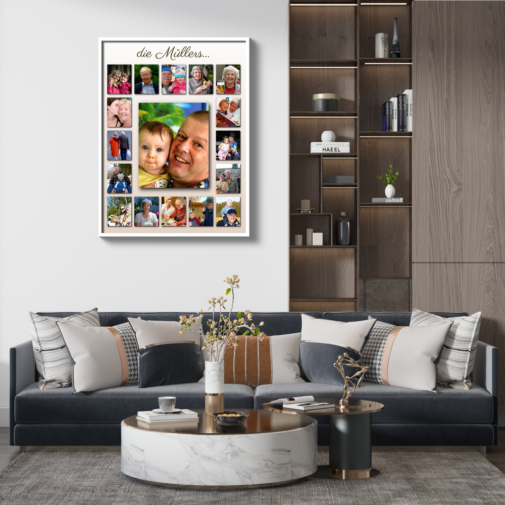 Familien-Fotocollage mit großem Mittelfoto und kleinen Fotos ringsum, weiß gerahmt über dem dunklen Sofa im Wohnzimmer