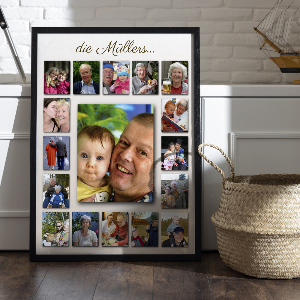 Familiencollage als Poster im schwarzen Rahmen, am Boden neben einem Flechtkorb, als Fotogeschenk für die Familie