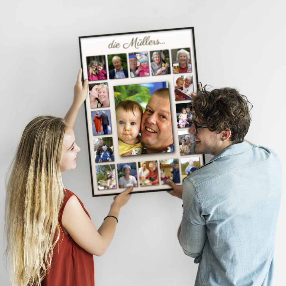 Schwarz gerahmtes Fotocollage-Poster an heller Wand, mit großem Familienfoto in der Mitte und kleinen Fotos ringsum