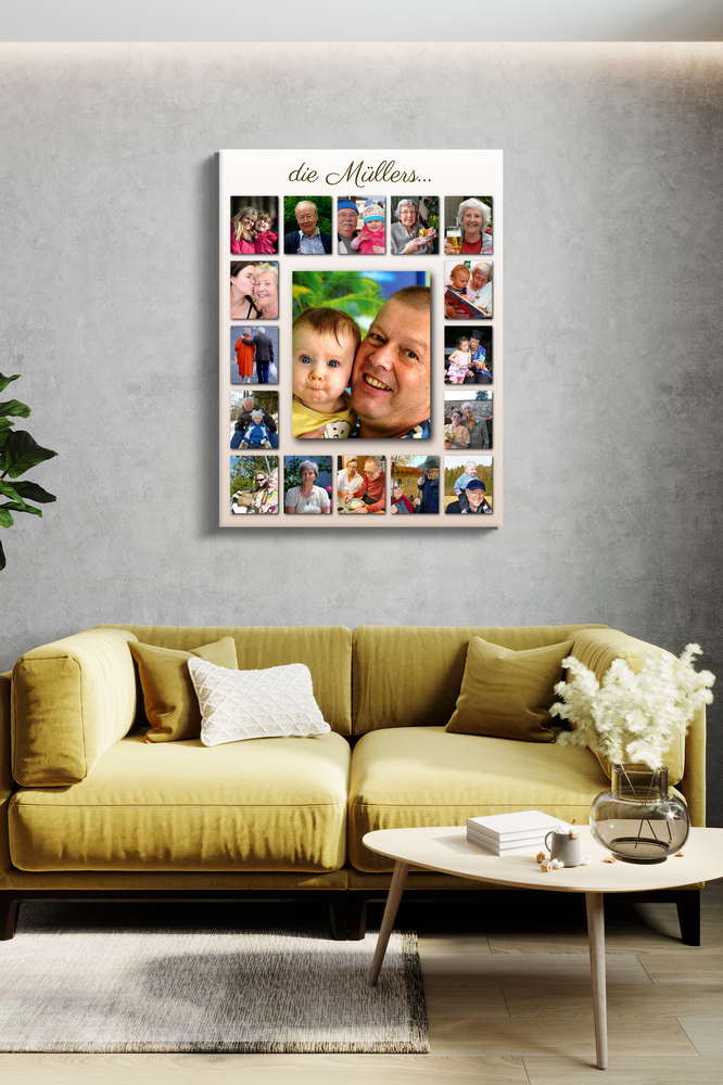 Fotocollage-Poster mit Familienbildern und persönlichem Schriftzug über gelbem Sofa, eine Geschenkidee für die Familie