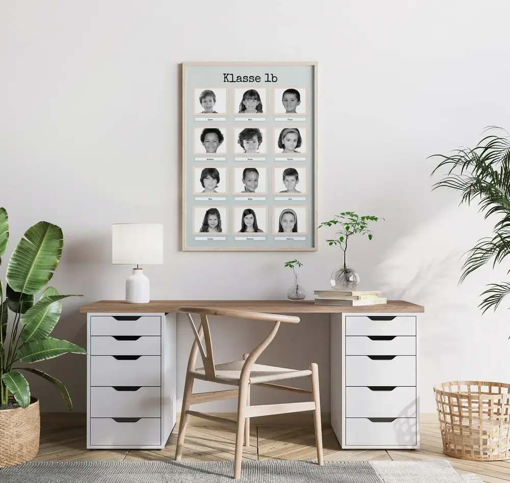 Retro-Klassenfoto-Collage mit Namen im Holzrahmen über dem Schreibtisch als Geschenk zum Schuljahresende