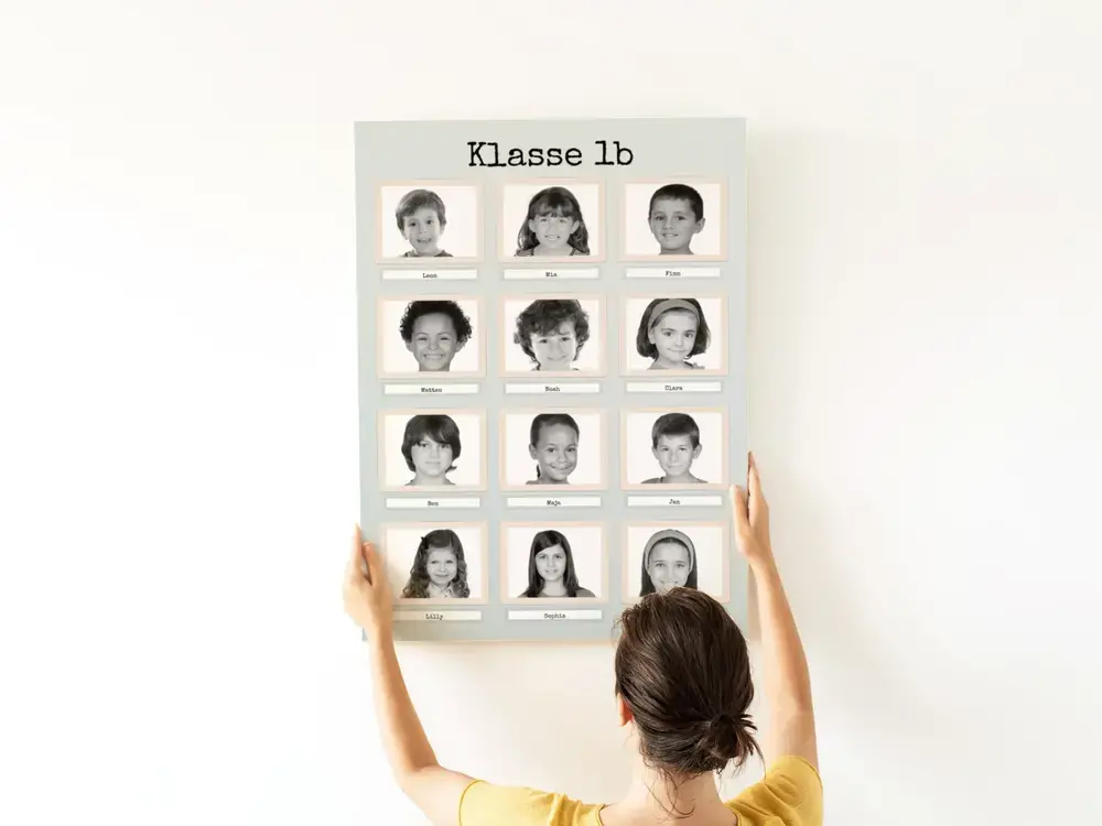 Retro-Klassenfotocollage mit Namen in Schwarz-Weiß an heller Wand, als Abschiedsgeschenk für die Lehrerin