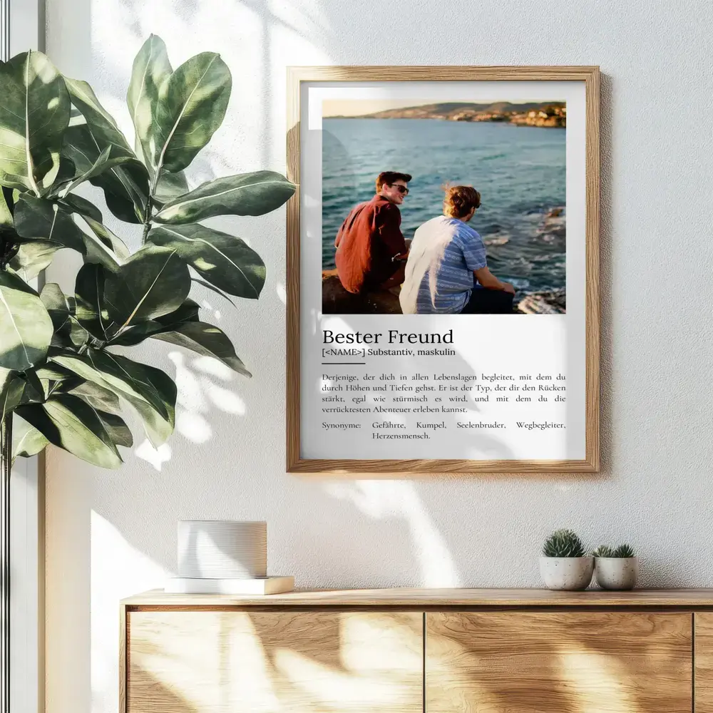Definitionsposter mit Foto im Naturholzrahmen über einer Kommode, Geschenkidee für den besten Freund
