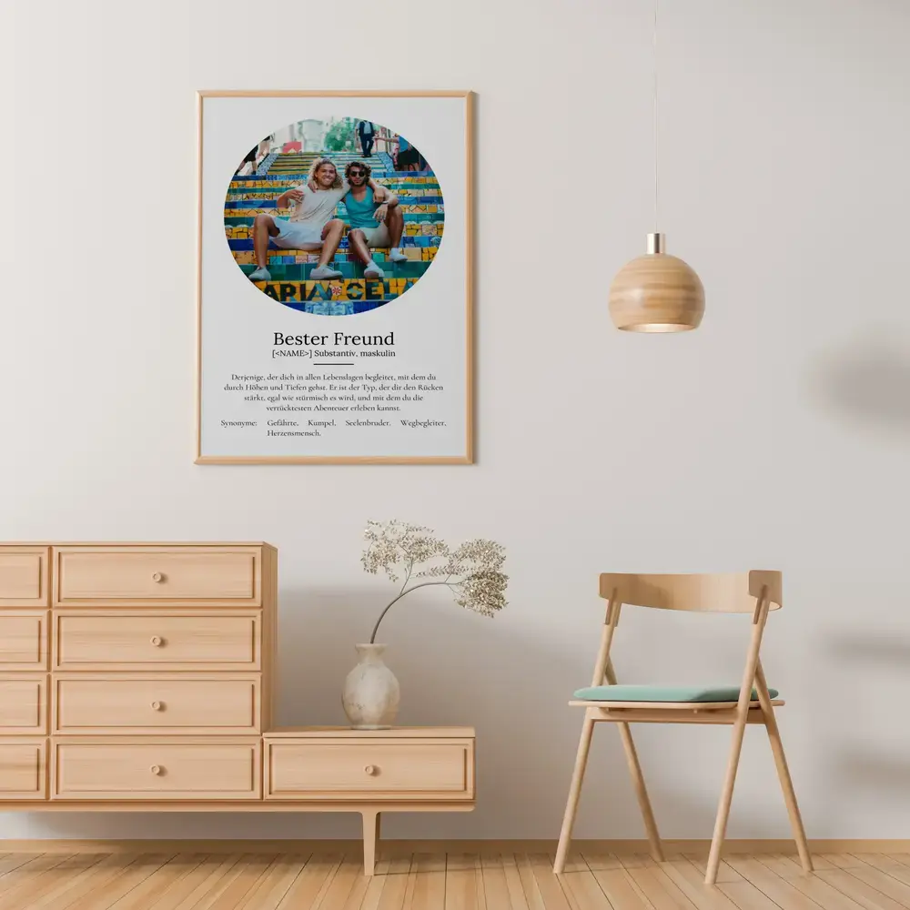 Definitionsposter mit rundem Foto im Naturholzrahmen über einer Kommode, als persönliches Geschenk für den besten Freund