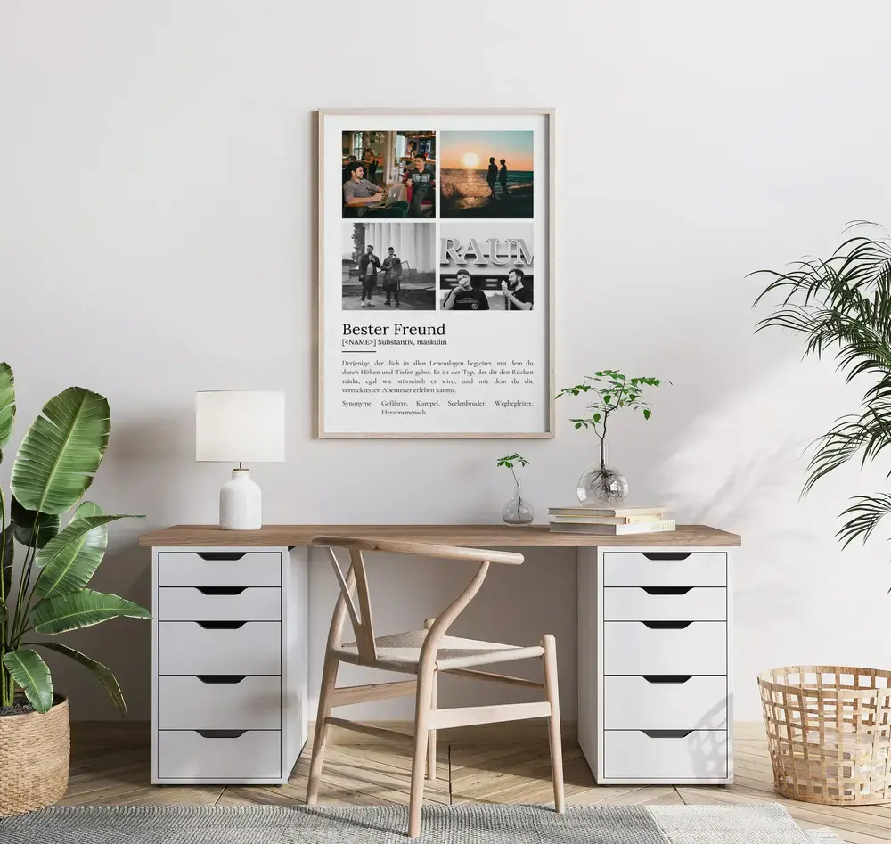 Fotoposter im Definitionsstil im hellen Holzrahmen über dem Schreibtisch, als Geschenk für den besten Freund