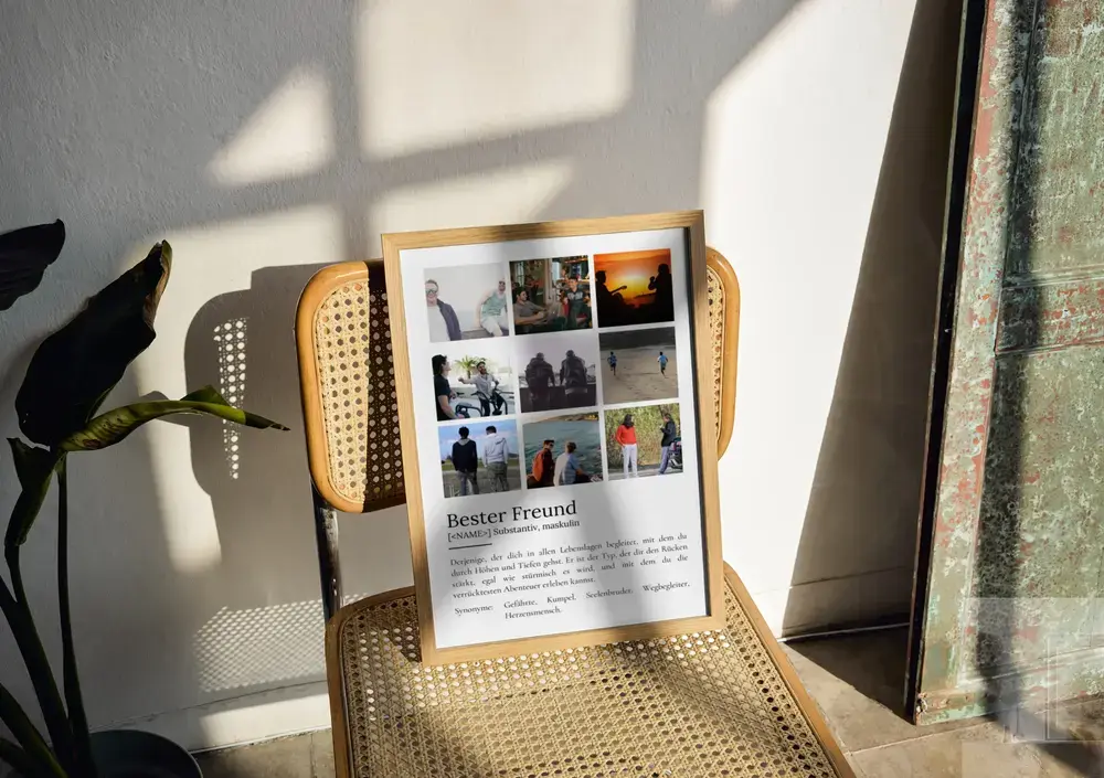 Definitionsposter mit Fotocollage im Holzrahmen auf einem Geflechtstuhl, als persönliches Geschenk für den besten Freund