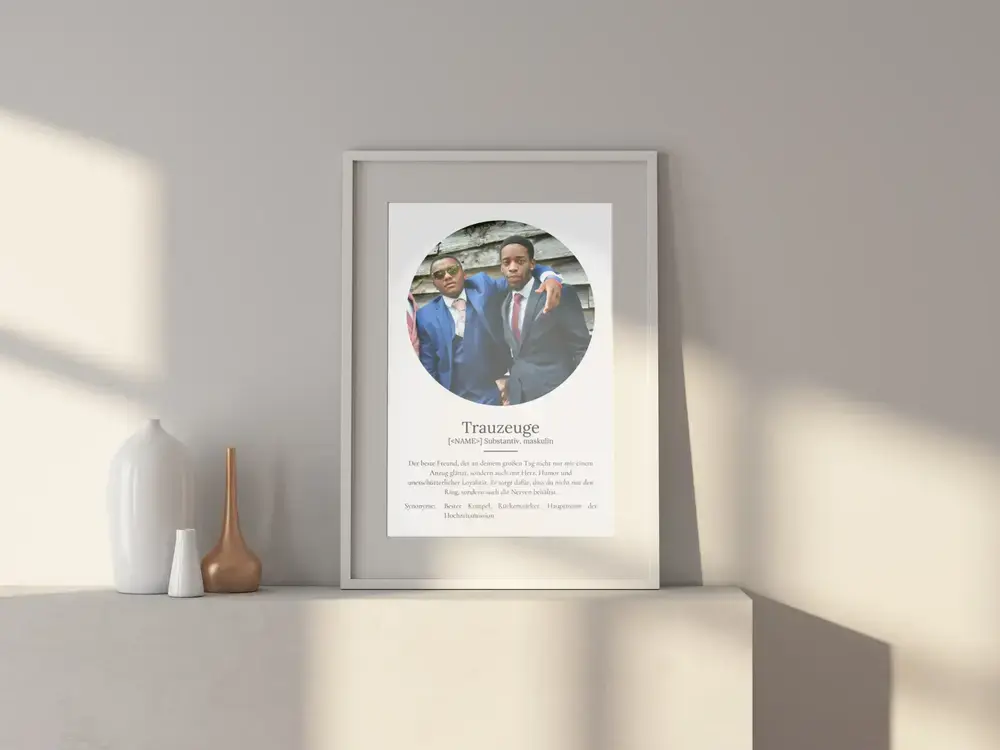 Definitionsposter mit ovalem Foto im hellen Rahmen auf einem Sideboard, persönliche Geschenkidee für den Trauzeugen