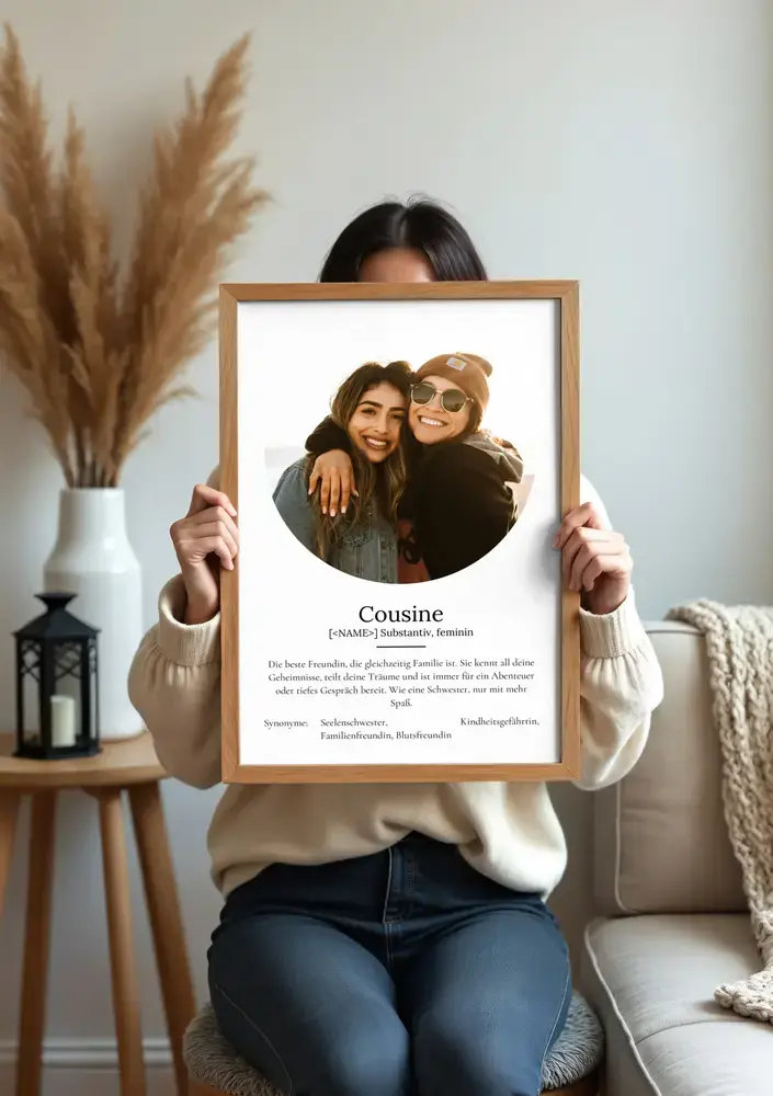 Personalisiertes Poster für die Cousine mit rundem Foto und Definition im Holzrahmen vor einem Sofa