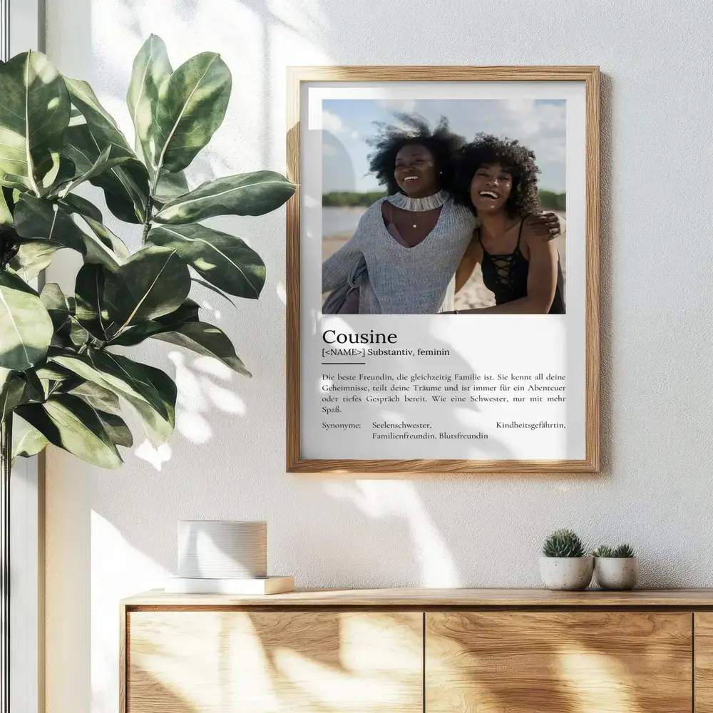 Fotoposter für die Cousine im Wörterbuch-Stil, im Naturholzrahmen über einer Kommode neben einer Pflanze