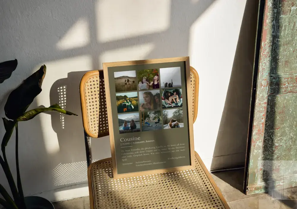 Olivgrüne Fotocollage für die Cousine mit neun Fotos und Definition im Holzrahmen auf einem Geflechtstuhl