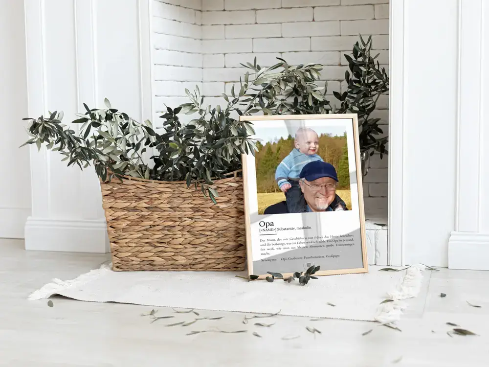 Opa-Definitionsposter mit rechteckigem Foto im Holzrahmen, auf dem Boden neben einem Pflanzenkorb