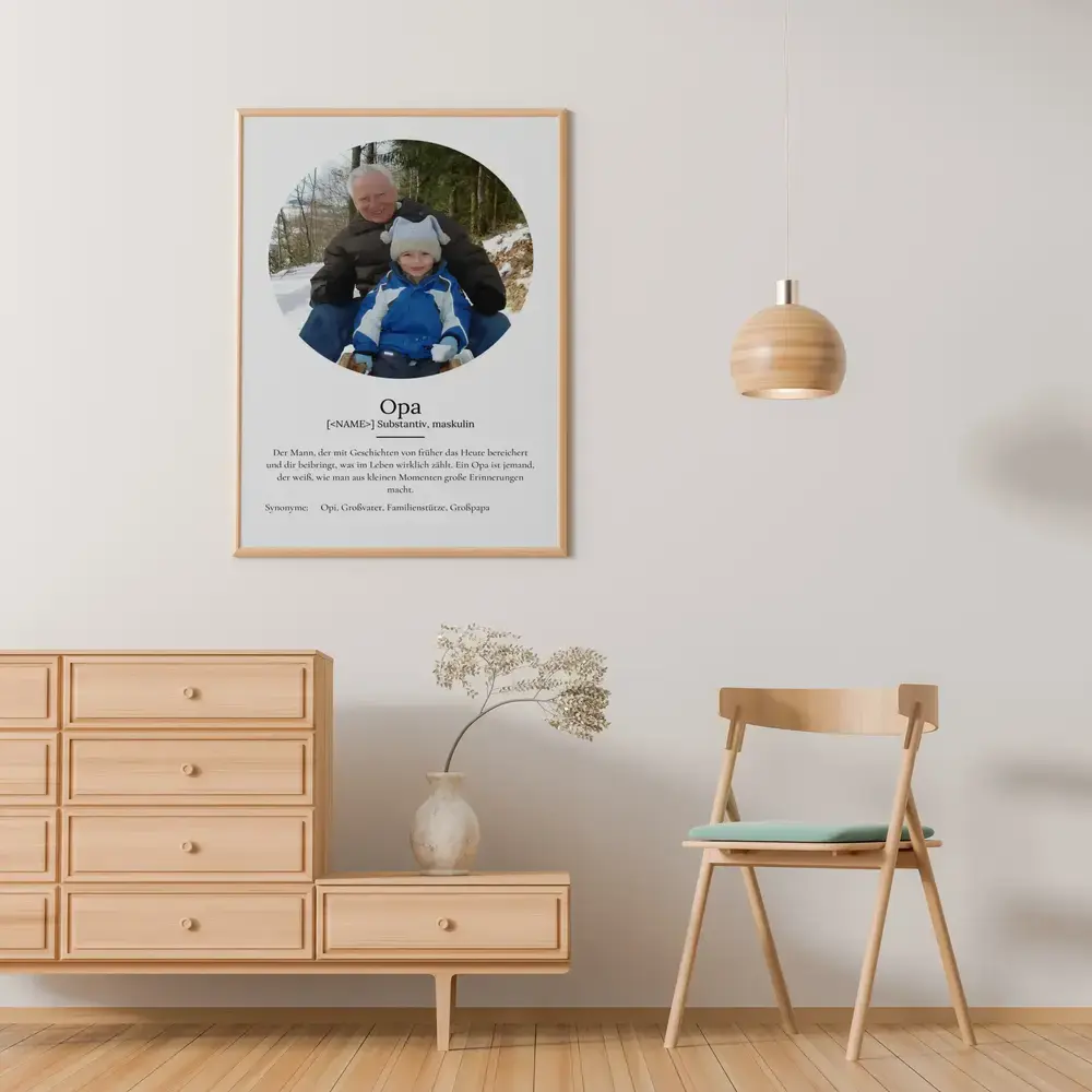 Definitionsposter für Opa mit rundem Foto im Naturholzrahmen an heller Wand über einer Kommode