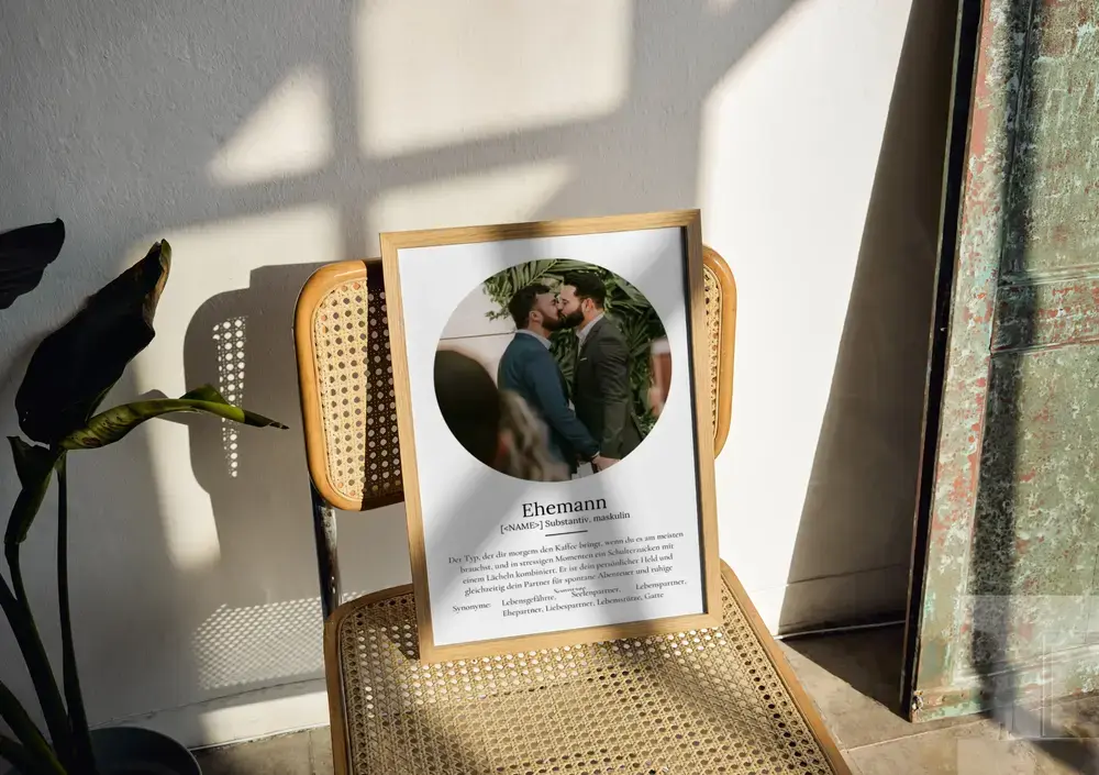 Definitionsposter mit rundem Paarfoto im Holzrahmen auf einem Geflechtstuhl, persönliches Hochzeitsgeschenk