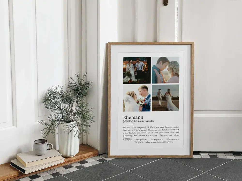 Definitionsposter mit vier Paarfotos im Holzrahmen am Boden neben einer Vase, Geschenkidee für den Ehemann