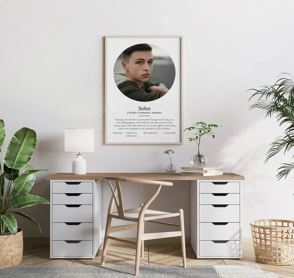 Geschenkidee für den Sohn: Definitionsposter mit rundem Porträt im hellen Holzrahmen über dem Schreibtisch