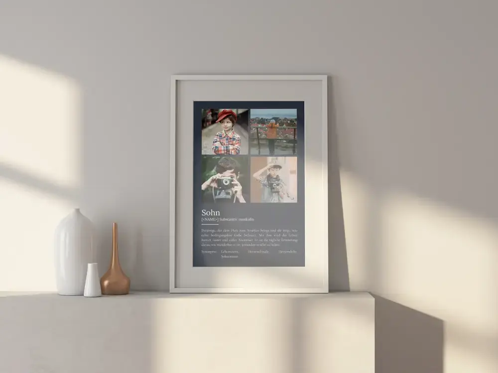Definitionsposter für den Sohn mit vier Fotos und dunklem Hintergrund, hell gerahmt auf einem weißen Sideboard