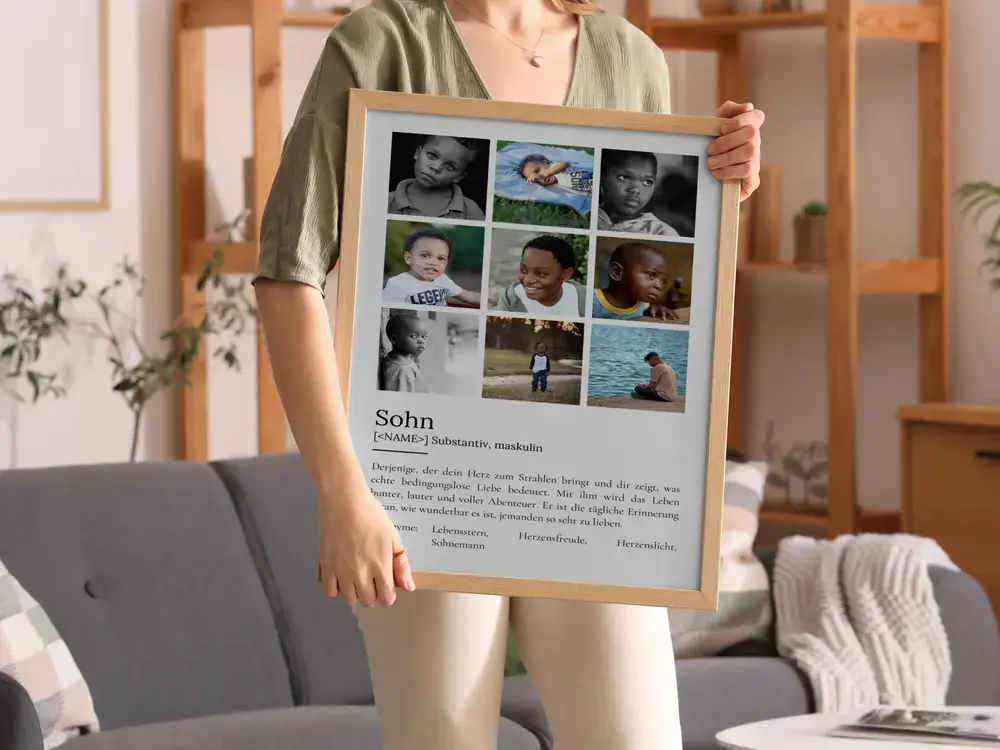 Individuelles Geschenk für den Sohn: Definitionsposter mit neun Fotos im Naturholzrahmen vor einem grauen Sofa