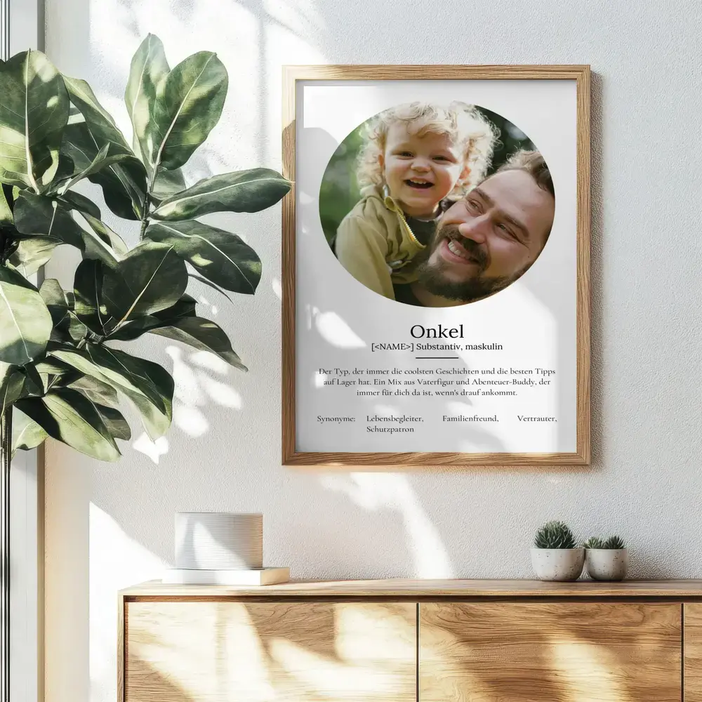 Definitionsposter für den Onkel mit rundem Foto im Naturholzrahmen an der Wand über einer Holzkommode