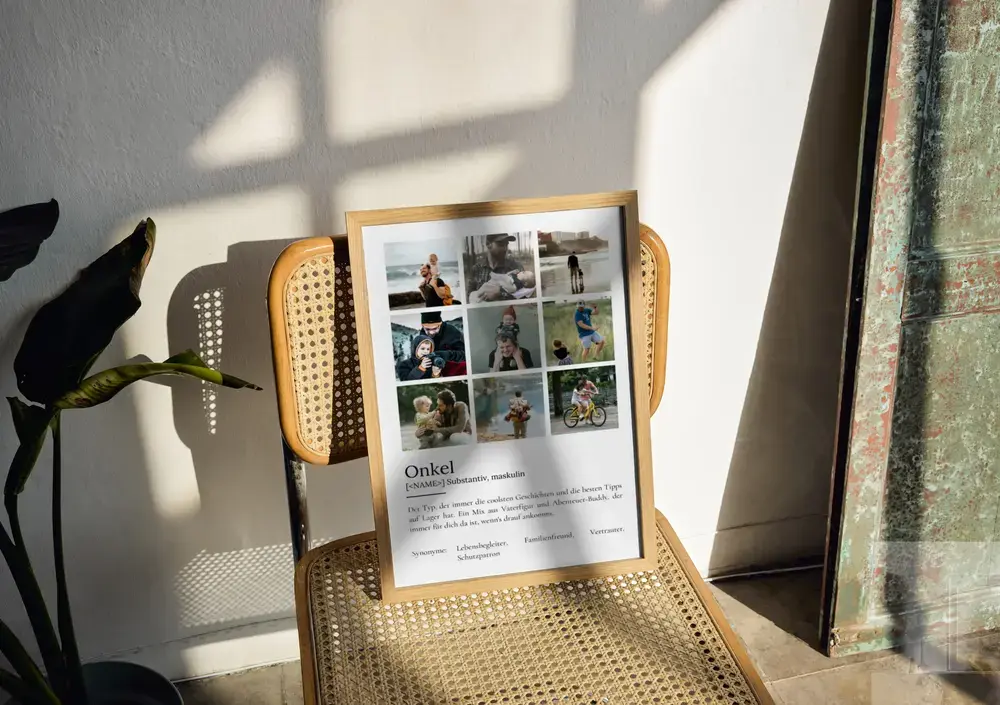 Definitionsposter für den Onkel mit neun Fotos im Naturholzrahmen auf einem Geflechtstuhl im Sonnenlicht