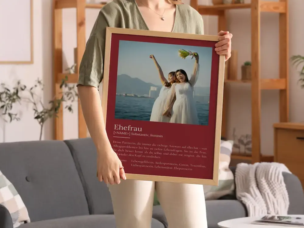 Weinrotes Definitionsposter mit Brautfoto im Holzrahmen vor einem Sofa, als persönliches Hochzeitsgeschenk für die Ehefrau