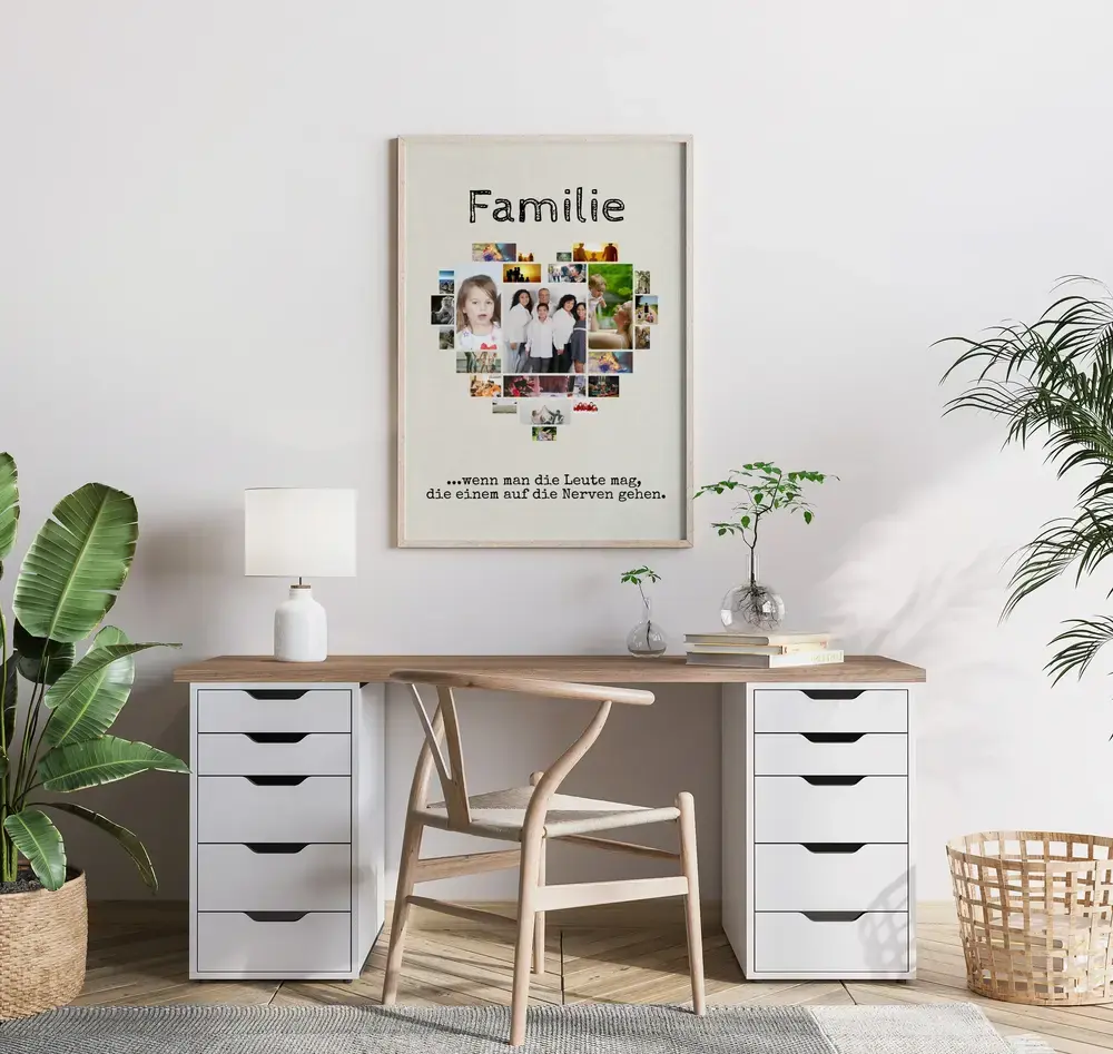 Familienfotos als Herzcollage mit Spruch im hellen Rahmen über einem Schreibtisch, umgeben von Zimmerpflanzen