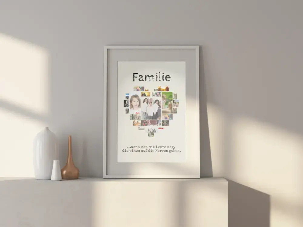 Familien-Fotocollage in Herzform mit witzigem Spruch, im weißen Rahmen auf einem Sideboard neben Vasen