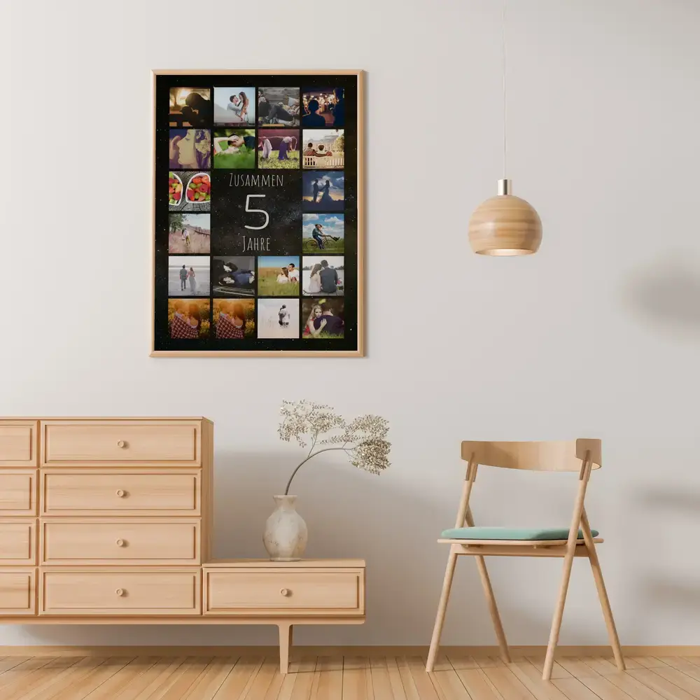 Zahlencollage mit zentraler 5 und Paarfotos im Holzrahmen an heller Wohnzimmerwand über einer Kommode