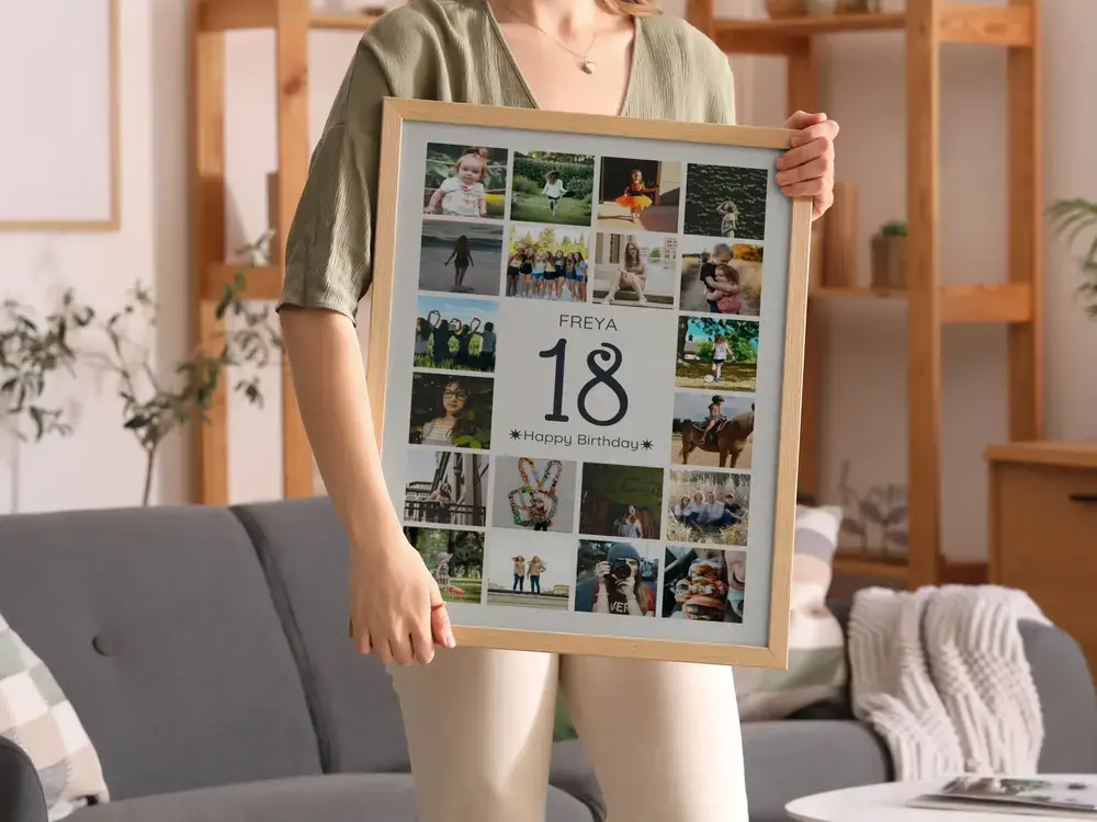 Fotocollage im Hochformat mit zentraler 18, Name und Gruß im hellen Holzrahmen, vor einem grauen Sofa im Wohnzimmer