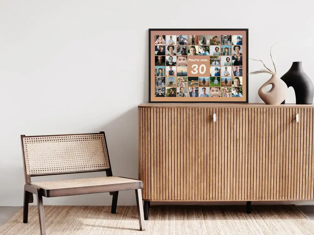 Fotocollage mit zentraler 30 im schwarzen Rahmen auf dem Sideboard, als Geschenk zum 30. Geburtstag