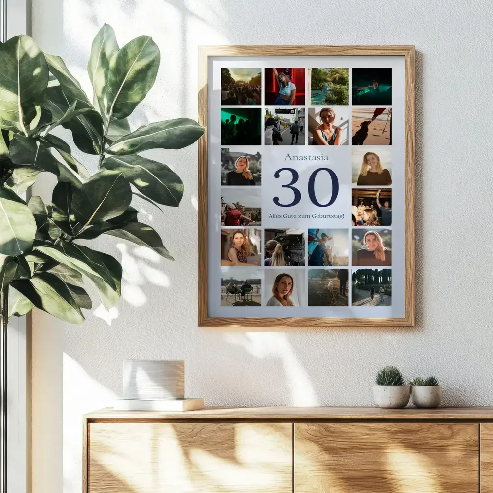 Fotocollage mit zentraler 30 und umlaufendem Fotoraster im Naturholzrahmen über einer Kommode neben einer Pflanze