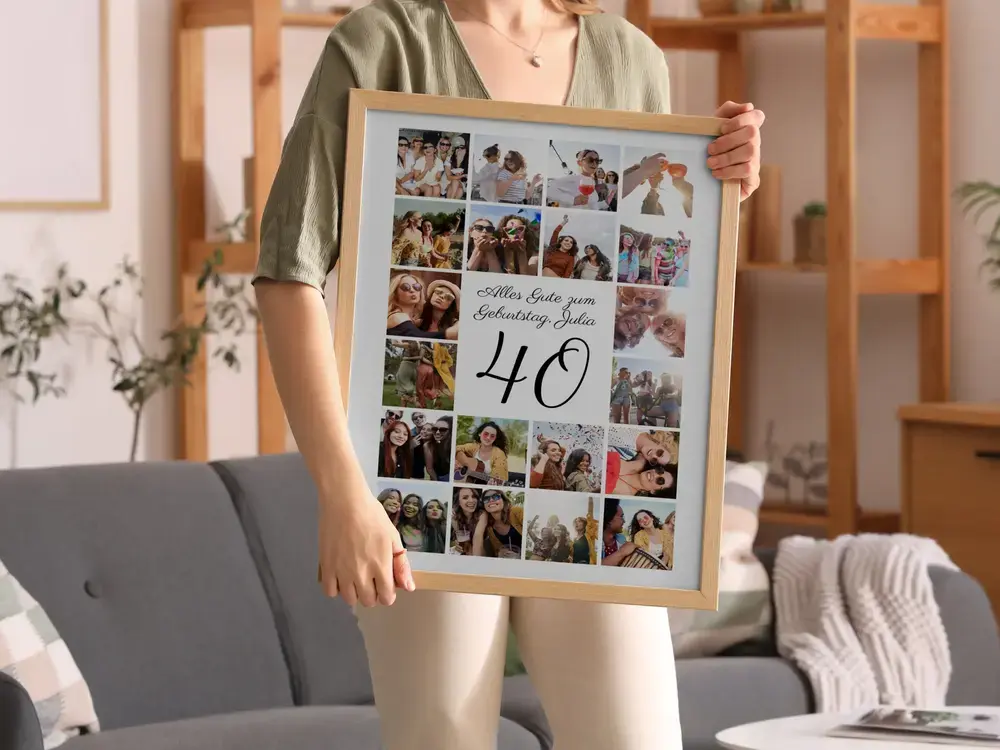 Fotocollage mit Zahl 40 im hellen Holzrahmen vor grauem Sofa, als persönliches Geschenk zum 40. Geburtstag