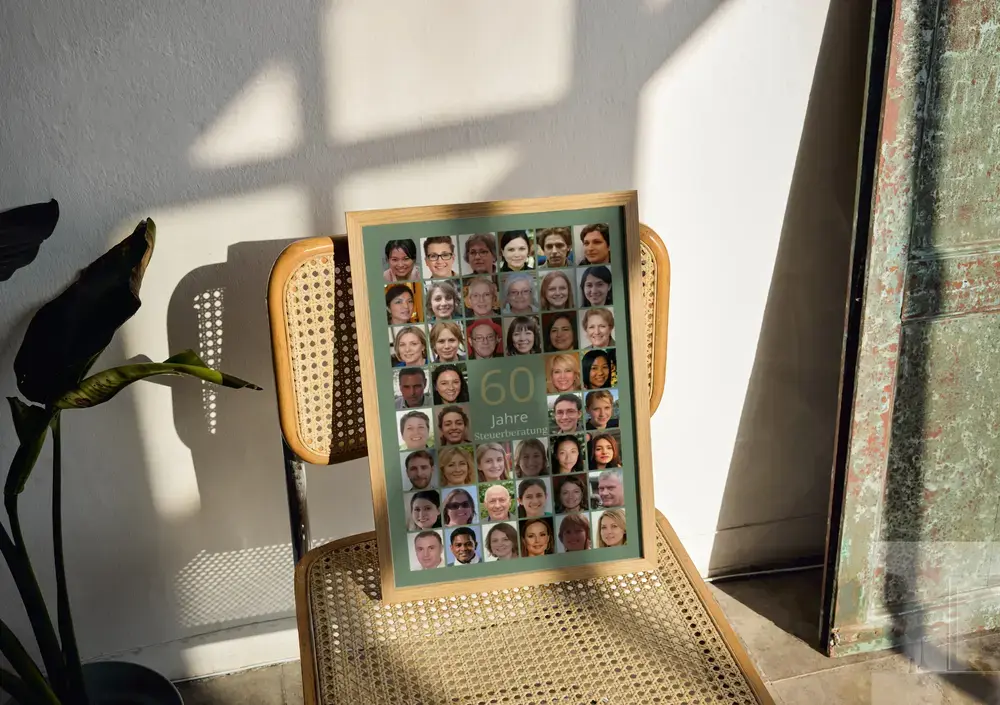 Fotocollage mit großer 60 im Holzrahmen auf einem Geflechtstuhl, als Geschenk zum 60. Firmenjubiläum